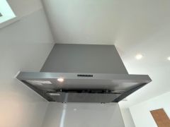 レンジフード。 調理により発生する油煙や臭いを吸い込み、屋外へ排気してくれます。