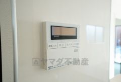 同仕様写真。キッチン横からお湯張り、追い炊き、足し湯がボタン一つで楽々操作できる給湯機リモコンです＾＾忙しい夕飯の準備の時間帯に重宝しますね。