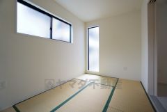 リビングからの続き間として和室をご用意しました。普段はリビングとつなげて開放的なスペースとして。来客時には客間としてお使いいただけます。