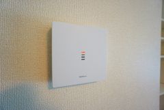 ドアを開けずに来訪者を確認できるモニター付インターフォン。防犯はもちろん、セールスマン対策にもなりますね＾＾