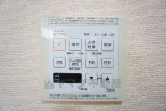 雨の日の洗濯も安心できる浴室暖房乾燥機付き浴室。リモコンで操作もボタン1つで簡単。 浴室暖房乾燥機には、暖房、乾燥、涼風、換気の4つの機能が付いています。タイマー付きです。