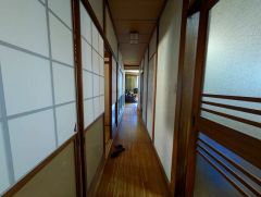 和の趣あふれる直線的な廊下。その両側に配された居室は、建具を開放することで一つの広大な空間へと生まれ変わります。