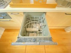 家事の時間が短縮できる食器洗浄乾燥機付。後片付けもラクラクです。