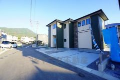 前面道路は公道北東側約4ｍ。車の通行が少なく小さなお子様がいるご家庭でも安心して過ごせます＾＾