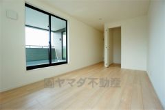 同仕様写真。住む人のこだわりを活かす洋室＾＾日当たりがよく、寝室としての利用もおすすめ。