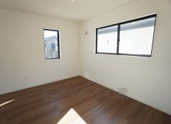 同仕様写真。2面採光を確保した明るい室内は、風通しも良く、大変居心地の良い空間となっております。爽やかな風を感じて起きる朝は、快適生活の始まりに。