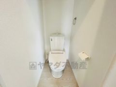 温水洗浄機付トイレです。節水機能もあるので、安心して使えますね。もちろん、1階2階の2ヶ所にトイレがあるので、忙しい朝にもゆとりができますね。