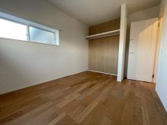 木目調のシンプルデザインで落ち着きと安らぎの空間に仕上げています。各部屋に収納が完備されているので、お荷物が多くなっても安心の設計です。