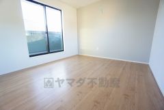 明るい洋室です。ナチュラル色のフローリングで開放的な優しい雰囲気になっています＾＾ベッドや机、ＴＶを置いてもゆとりのある広さです。