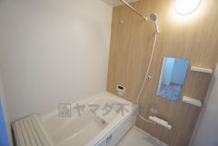 1日の疲れを癒すくつろぎのバスルーム。足を伸ばしてもゆったりと入れるサイズです。お子様と一緒にお風呂に入っても狭くないですね^^