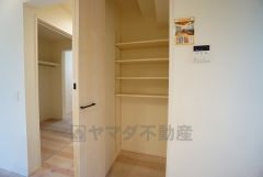 まとめ買いしてもこの収納量なら心配要らずのパントリー。調理家電や食品のストックをすっきりまとめられ、キッチン周りを広々使えます。