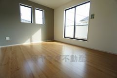 住む人のこだわりを活かす洋室＾＾日当たりがよく、寝室としての利用もおすすめ。WICもあり荷物もすっきり片付けられ、ゆとりのある暮らしが出来ます＾＾