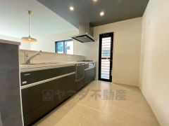 対面式カウンターキッチンでお子様の様子が見守れます。カウンタートップは耐熱性に優れており、日ごろのお掃除もふき取るだけでＯＫ。ステンレスシンクも簡単にお掃除できますよ。