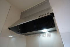 風量が弱・強と切替え可能なレンジフードが調理中の煙をしっかり吸い込みます。手元を照らすライト付きです。