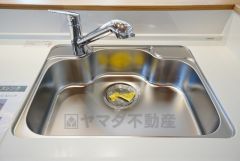 同仕様写真。大きめの鍋も洗える使い勝手の良い異形シンク。水はねの音や食器が当たる音を大幅に軽減する静音仕様です。
