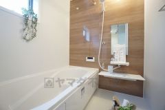 デザイン性に優れた浴槽でゆったりとしたバスタイムを演出。ベンチ付きなので半身浴も楽しめます。 足を伸ばせる浴槽で毎日の疲れを癒してください。