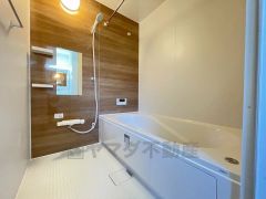 1日の疲れを癒すくつろぎのバスルーム。足を伸ばしてもゆったりと入れるサイズです。お子様と一緒にお風呂に入っても狭くないですね^^