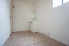 同仕様写真。三面鏡つき洗面台。収納も一体型になっているので、ドライヤーやヘアアイロンの置き場に困りませんね。