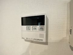 給湯器リモコンはキッチン横からボタンひとつで操作が楽々。通話ボタン付きでお子様とも会話ができて安心です。
