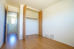 木目調のシンプルデザインで落ち着きと安らぎの空間に仕上げています。各部屋に収納が完備されているので、お荷物が多くなっても安心の設計です。