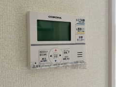 キッチン横からお湯張り、追い炊き、足し湯がボタン一つで楽々操作できる給湯機リモコンです＾＾忙しい夕飯の準備の時間帯に重宝しますね。