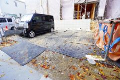 駐車スペースはゆとりある3台分を確保。マイカー用に、お客さま用に、余裕を持ってご利用いただけます。