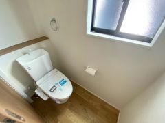 温水洗浄機付トイレです。節水機能もあるので、安心して使えますね。もちろん、1階2階の2ヶ所にトイレがあるので、忙しい朝にもゆとりができますね。