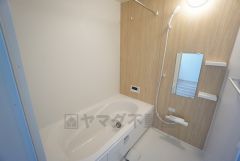 1坪サイズの浴室は、足をのばしてリラックスできます。浴室乾燥機付きなので、雨の日も気にせず洗濯物が干せます。