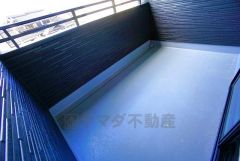 幅広のインナーバルコニーは多少の雨でも洗濯物を守ってくれ、家事を助けてくれること間違いなし。眩しすぎる日差しも和らげます。