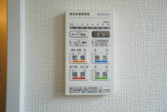 雨の日の洗濯も安心できる浴室暖房乾燥機付き浴室。リモコンで操作もボタン1つで簡単。 浴室暖房乾燥機には、暖房、乾燥、涼風、換気の4つの機能が付いています。タイマー付きです。