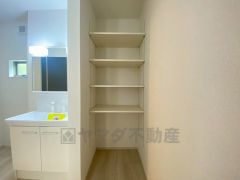 便利な洗面室収納。散らかりがちなバスタオルや清掃用品、化粧品や予備のシャンプー等もきれいに整頓できますね。