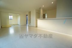 大きな窓のあるリビングは、陽光あふれる明るい空間です。居心地良く、ご家族皆がゆったり寛げる憩いの空間となりそうです。