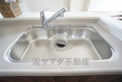 広々とした凸型シンクに洗剤ポケットを標準装備。大きなお鍋など洗いやすいです。洗剤や石鹸、スポンジもすっきりできる収納付き。