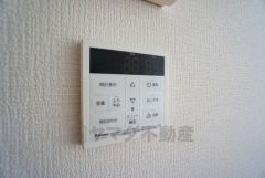 給湯器リモコンはキッチン横からボタンひとつで操作が楽々。通話ボタン付きでお子様とも会話ができて安心です。