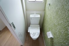 ウォシュレット付トイレです。節水機能もあるので、安心して使えますね。もちろん、1階2階の2ヶ所にトイレがあるので、忙しい朝にもゆとりができますね。