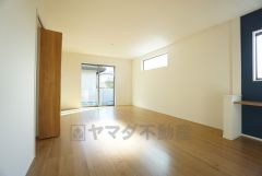 夏は強い日差しをカット、冬は暖かな遮熱高断熱型Low-Eガラスを採用。夏の強い日差しを約60%カットし、冷房効果を高めます。