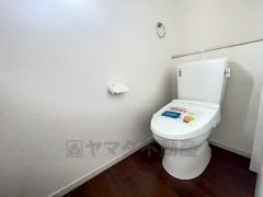 温水洗浄機付トイレです。節水機能もあるので、安心して使えますね。もちろん、1階2階の2ヶ所にトイレがあるので、忙しい朝にもゆとりができますね。