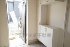 家族全員の靴がきれいに整頓できます。棚の上にお花や写真を飾っても良いですね。