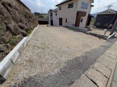 カースペースは停めやすい並列駐車3台付き。