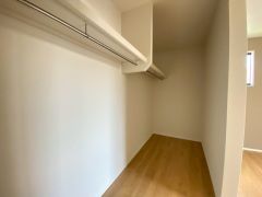 収納力豊富なウォークインクローゼット付き。洋服や小物などを1箇所にまとめて美しい収納を実現します。