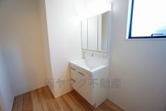 三面鏡つき洗面台。収納も一体型になっているので、ドライヤーやヘアアイロンの置き場に困りませんね。