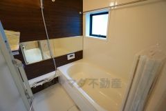 1日の疲れを癒すくつろぎのバスルーム。足を伸ばしてもゆったりと入れるサイズです。お子様と一緒にお風呂に入っても狭くないですね^^