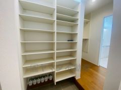 シューズインクローゼットも完備されており、玄関収納も問題ありません。棚の上にお花など飾ってインテリアも楽しめますね。