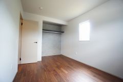 木目調のシンプルデザインで落ち着きと安らぎの空間に仕上げています。各部屋に収納が完備されているので、お荷物が多くなっても安心の設計です。