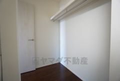 ファミリークロークは奥行きがあるので布団や衣替えの衣装なども楽々収納できます。  季節の衣装や趣味の道具などの収納スペースとして活用出来ます。