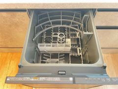 家事の時間が短縮できる食器洗浄乾燥機付。後片付けもラクラクです。 食器を洗う手間が減るので家族とのコミュニケーションの時間や自分の時間が増えますね。