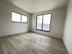 2面採光を確保した明るい室内は、風通しも良く、大変居心地の良い空間となっております。爽やかな風を感じて起きる朝は、快適生活の始まりに。