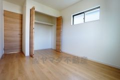 同仕様写真。木目調のシンプルデザインで落ち着きと安らぎの空間に仕上げています。各部屋に収納が完備されているので、お荷物が多くなっても安心の設計です。