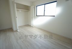 同仕様写真。明るい洋室です。ナチュラル色のフローリングで開放的な優しい雰囲気になっています＾＾ベッドや机、ＴＶを置いてもゆとりのある広さです。