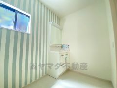 収納が隠れて使いやすい、シャワー付き三面鏡洗面ドレッサーです。朝の準備もぬかりなくできます。 デザインクロスされた壁がとてもオシャレです＾＾